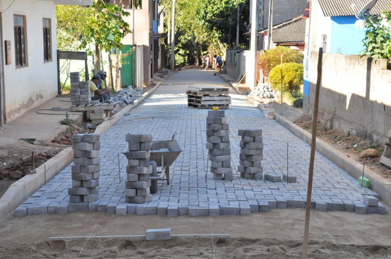 Prefeitura dá andamento a obras de quadra de esportes e calçamento