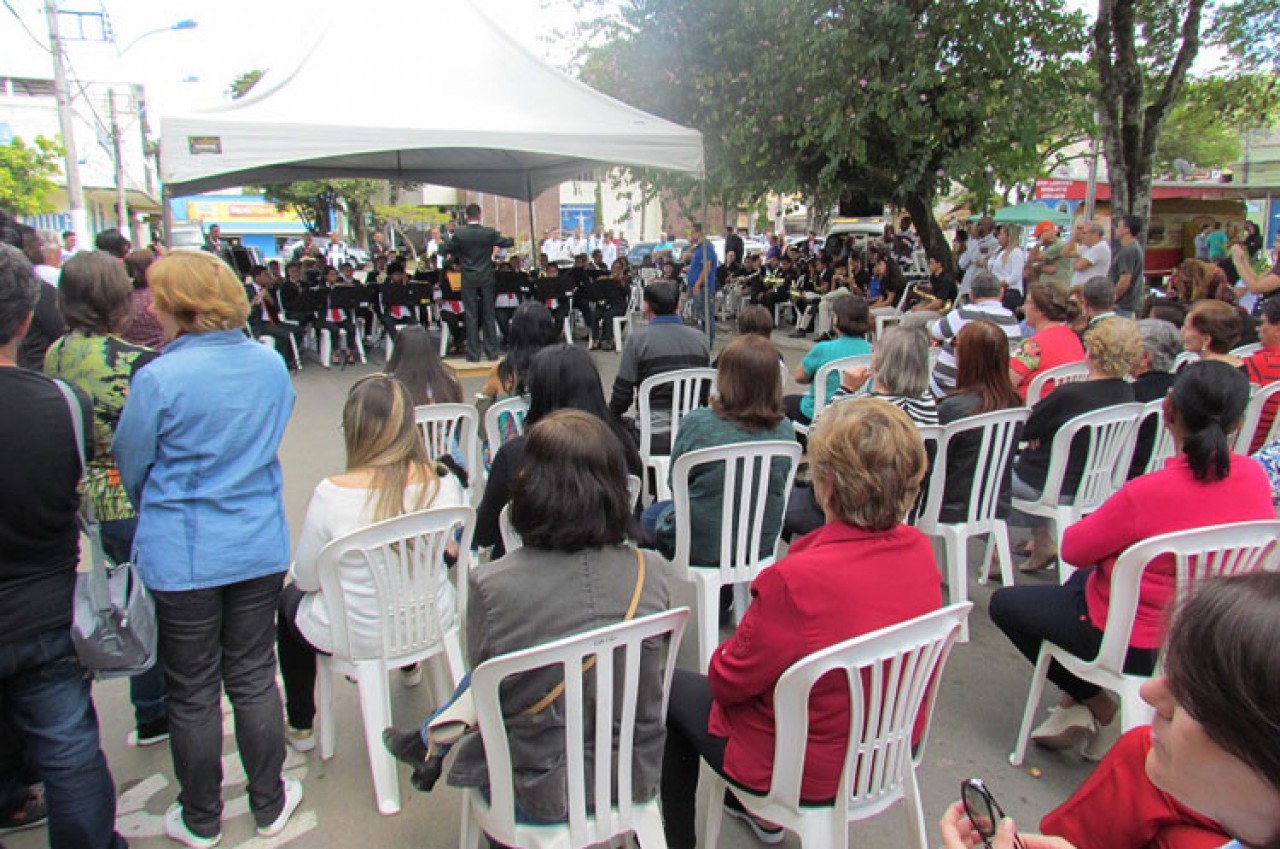 Bandas e fanfarras na Praça João Acacinho em Guaçuí