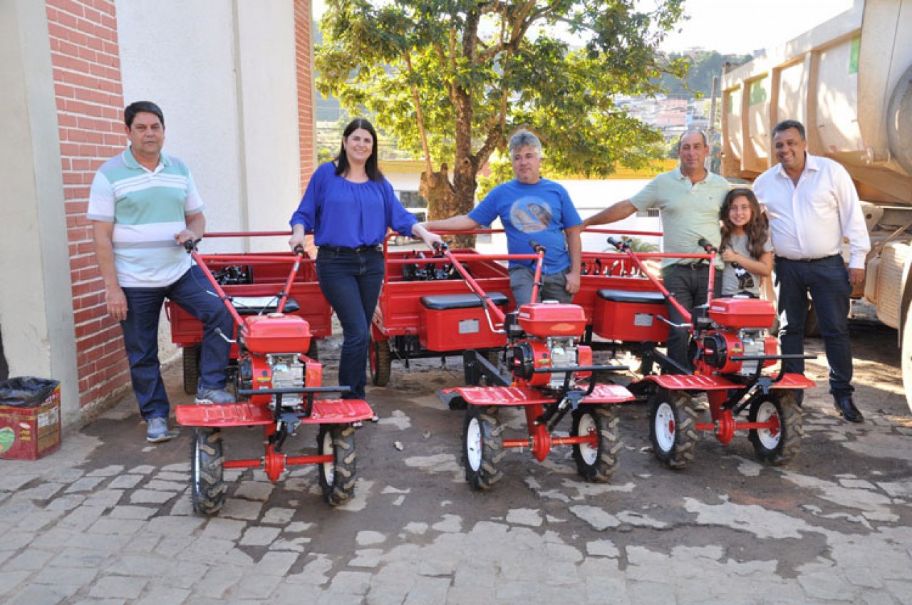 Prefeitura entrega tratoritos da campanha “Sua nota vale prêmios”