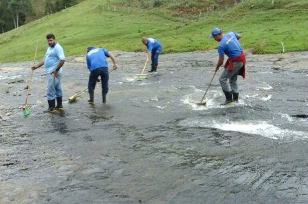 Equipe escova cachoeira para combater borrachudos