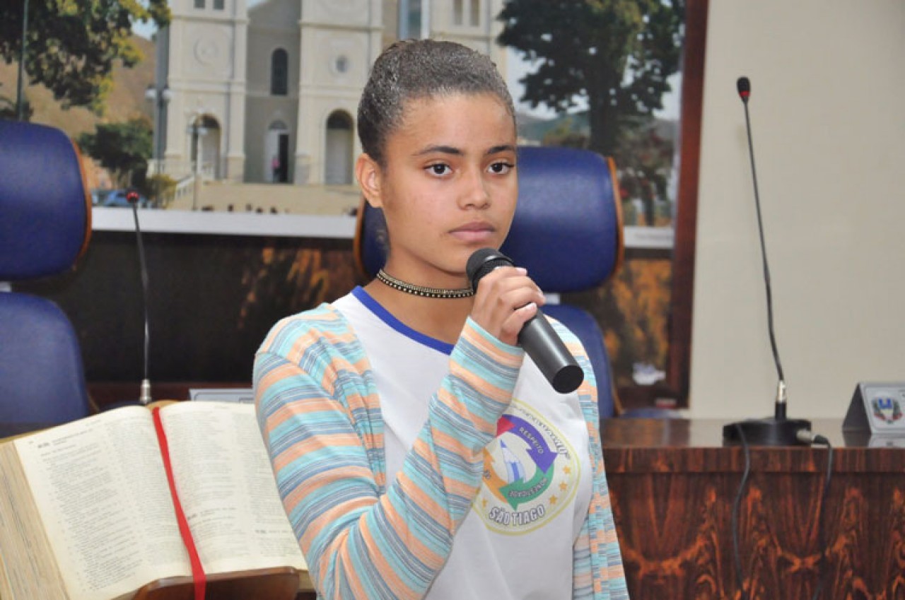 Aluna de escola municipal lança livro de poesias nesta sexta