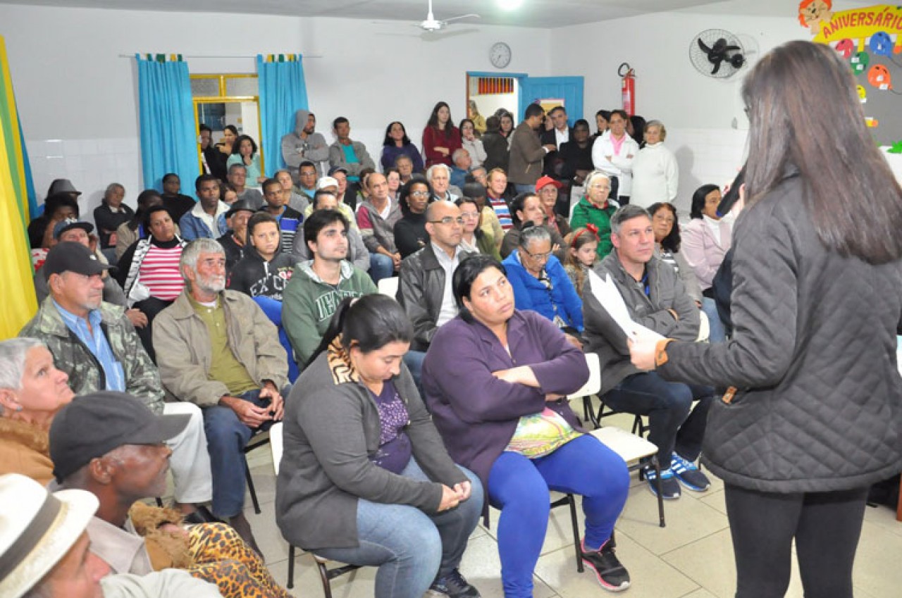 Moradores recebem informações sobre Regularização Fundiária