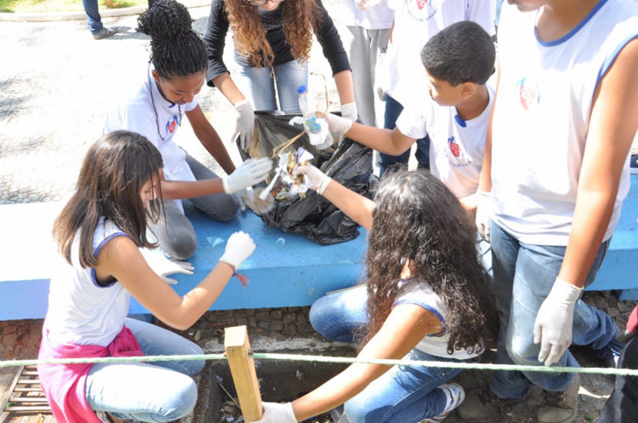 Dia da Árvore com limpeza de praça e plantio de mudas
