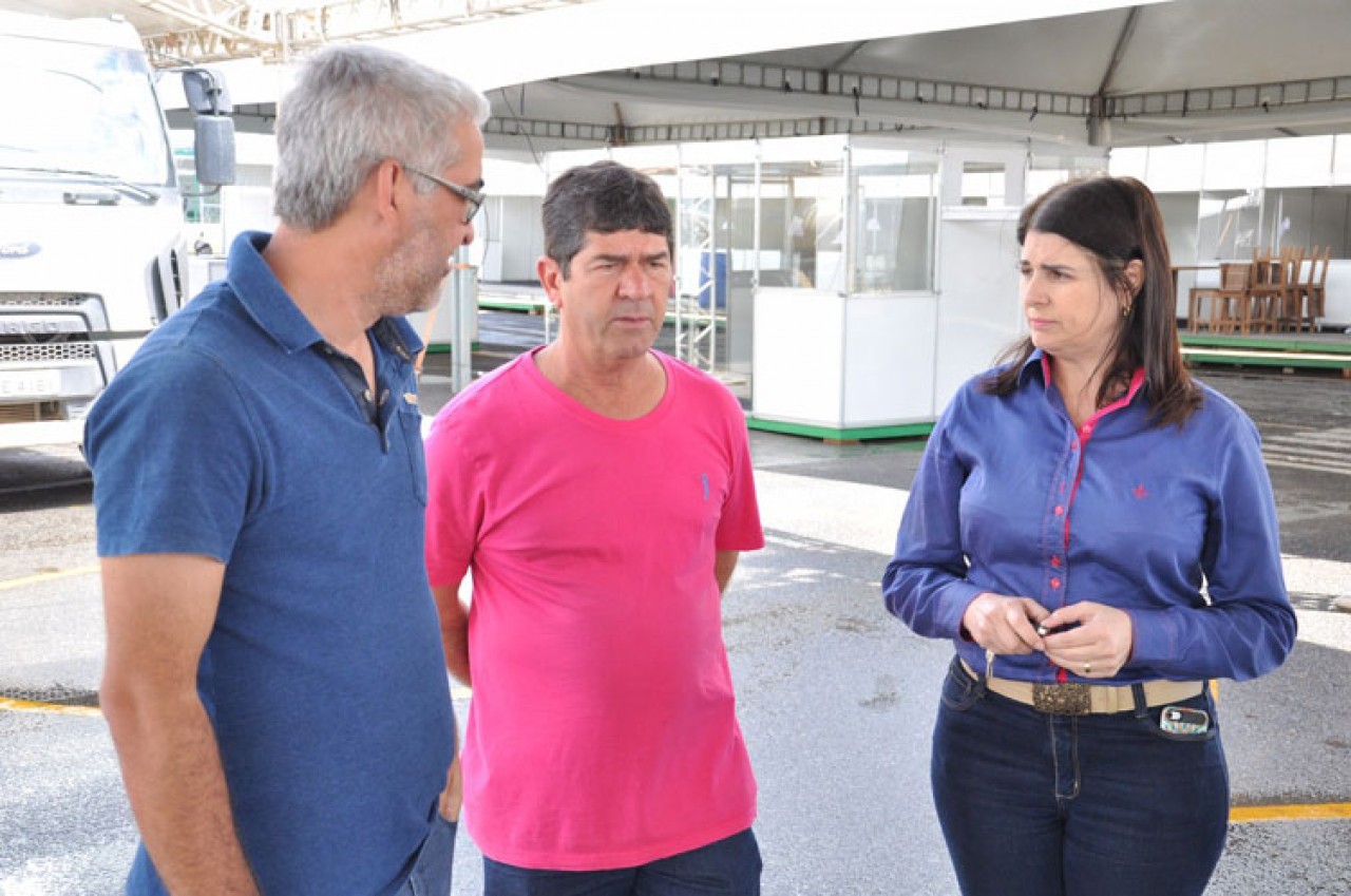 Prefeita confere estrutura da Feira de Negócios e confirma presença de Hartung