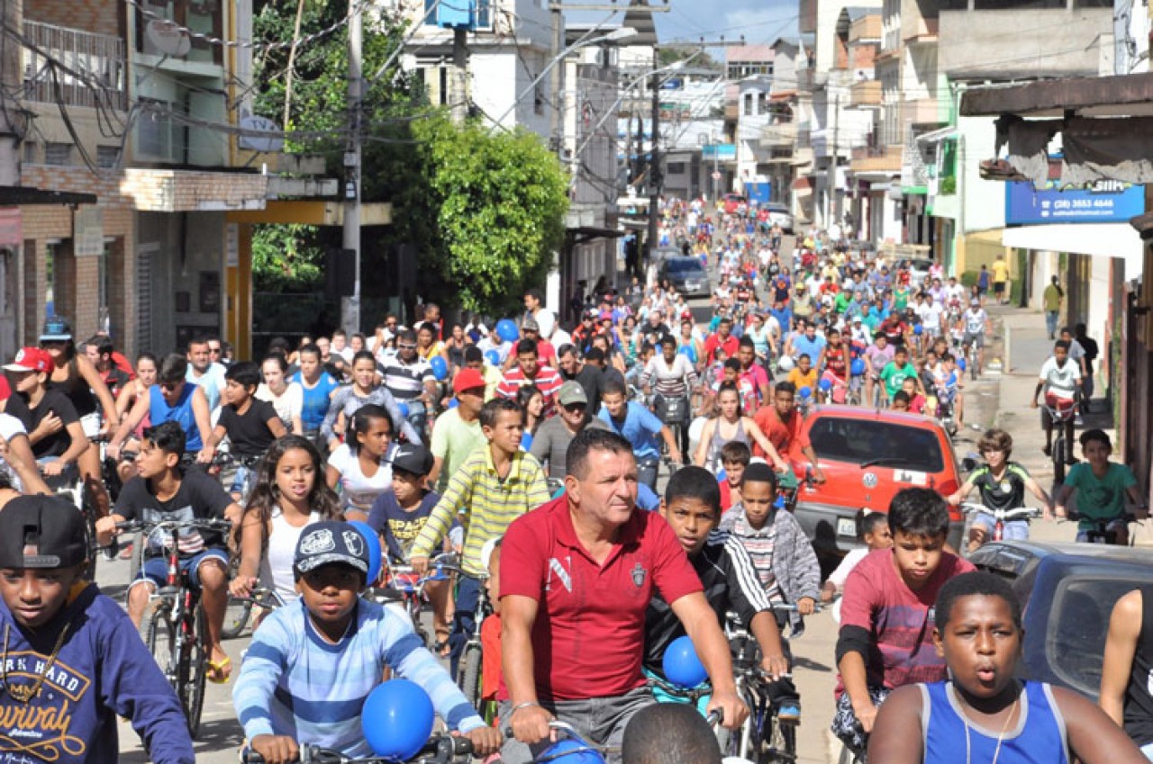 Passeio ciclístico, brinquedos e guloseimas no Dia das Crianças