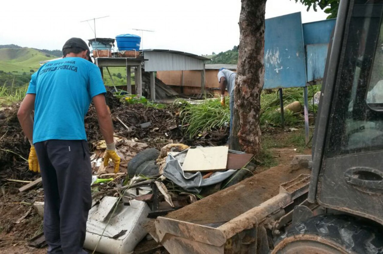 Secretaria de Obras recolhe entulhos em toda a cidade