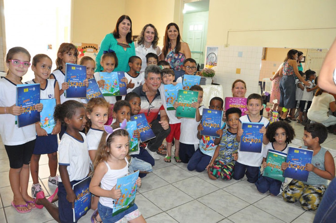 Alunos do Ensino Fundamental recebem kit de livros