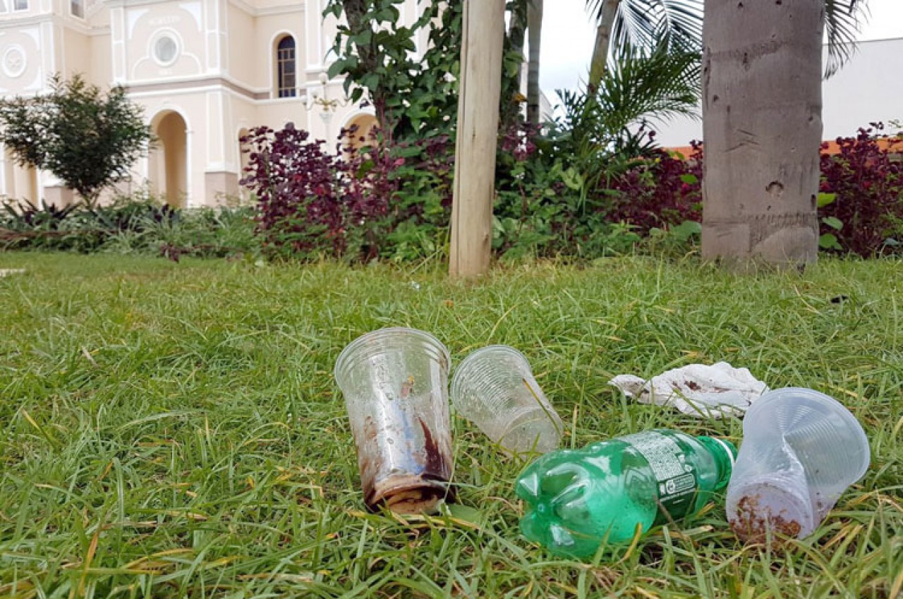 Lixo jogado em canteiros e praças dificulta trabalho de jardinagem