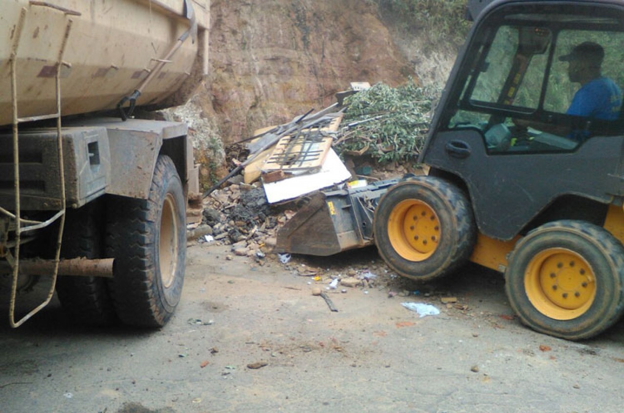 Secretaria de Obras realiza limpeza da cidade e obras no município