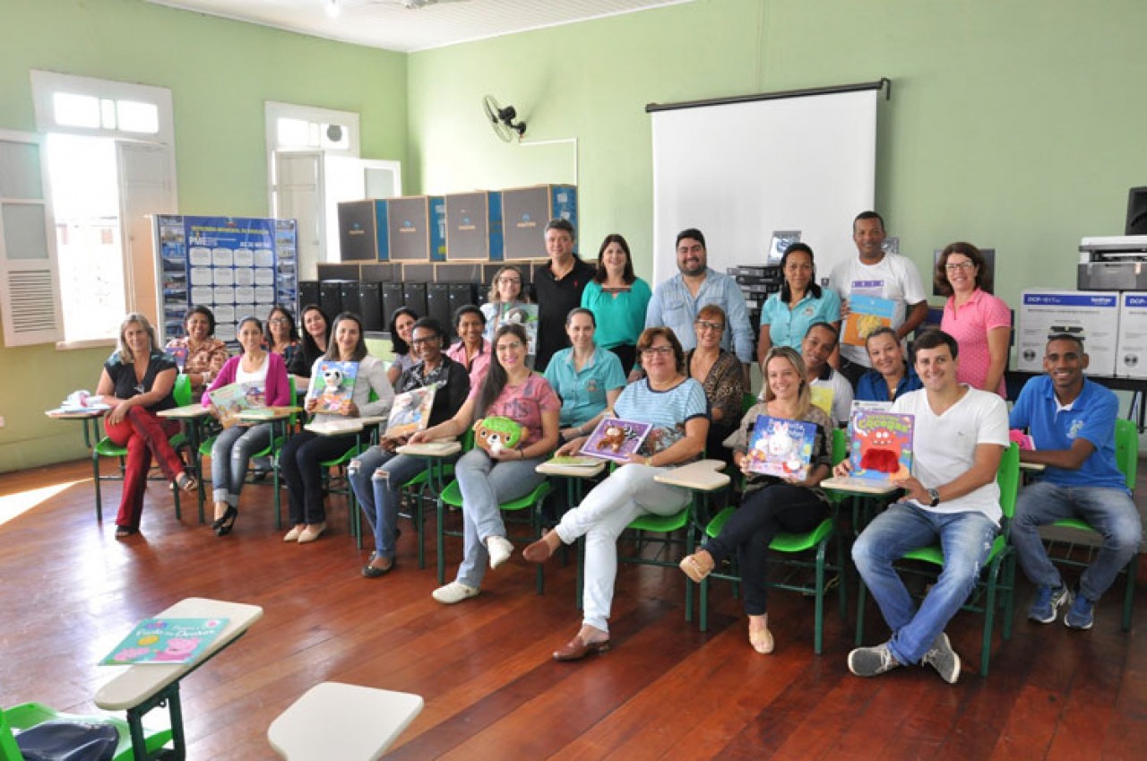 Educação entrega computadores e livros para escolas municipais