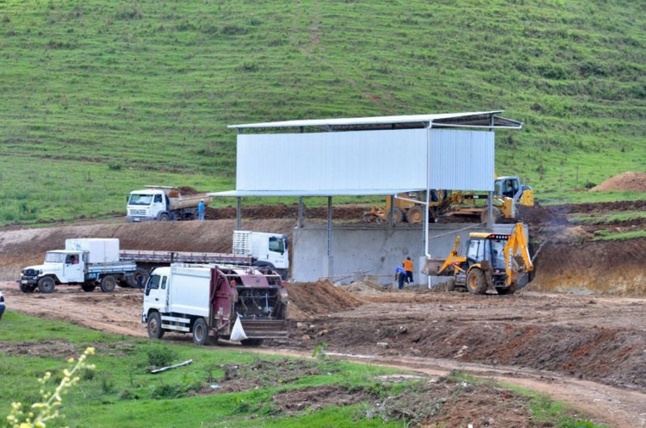 Construção de Área de transbordo de lixo em sua fase final