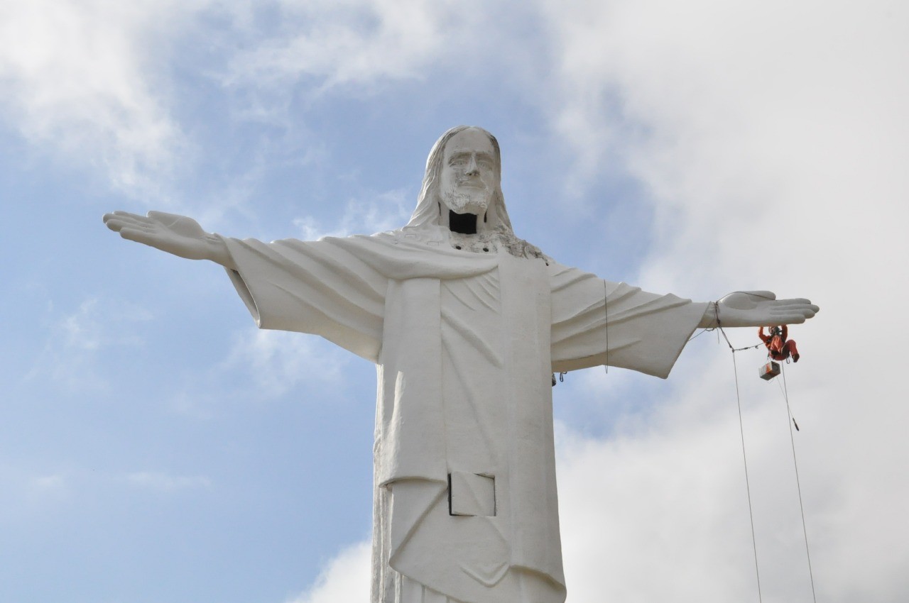 Cristo Redentor de Guaçuí começa a receber nova pintura