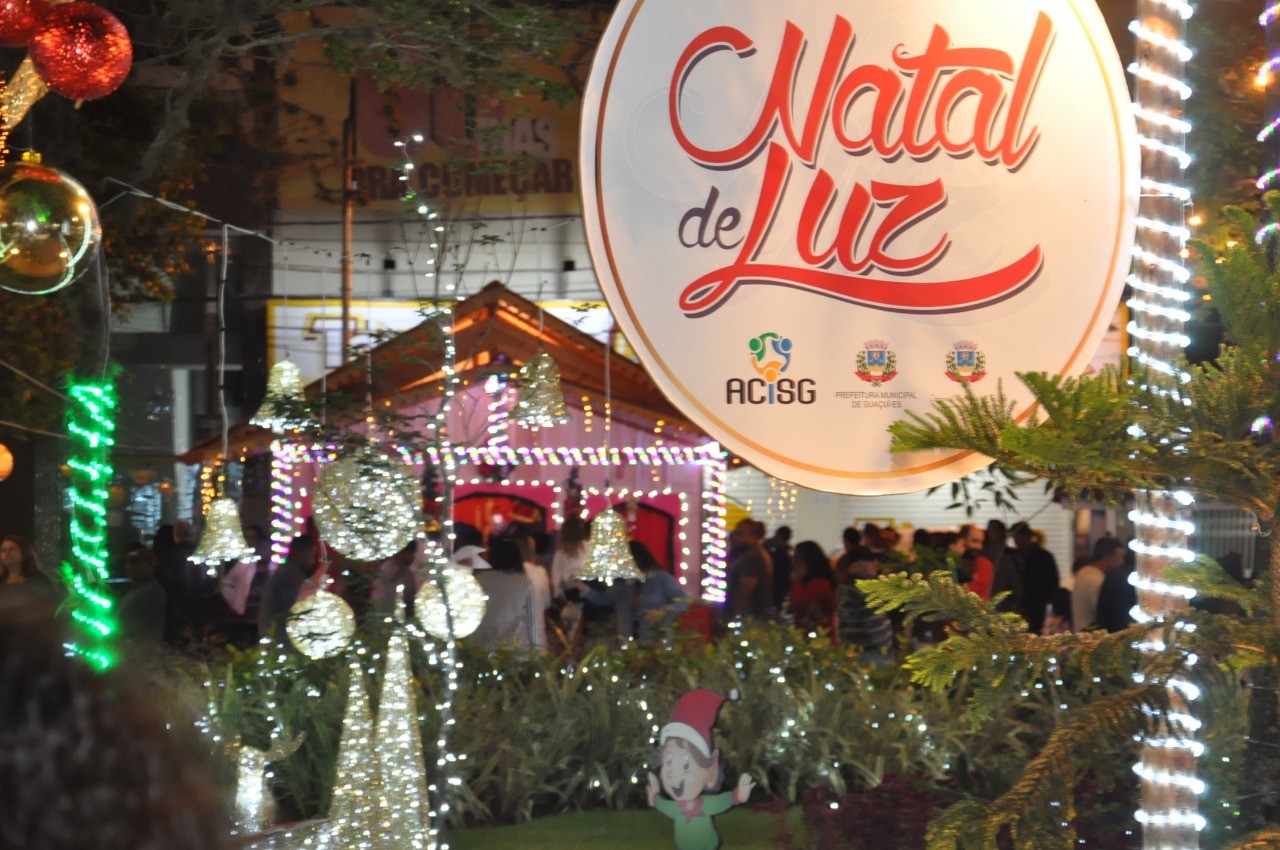 Muito brilho no acender do Natal de Luz de Guaçuí