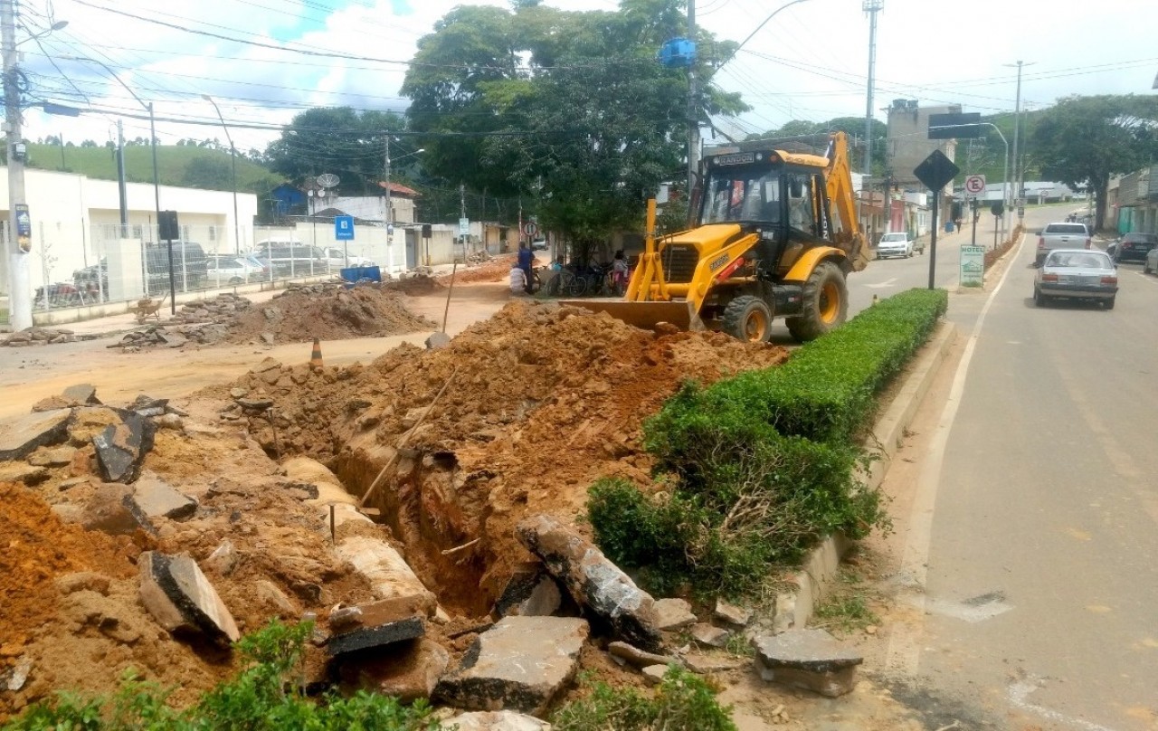 Obra visa acabar com alagamentos no início da Avenida José Alexandre