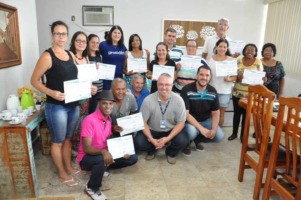 Prefeita entrega certificados e anuncia construção da Casa das Artes