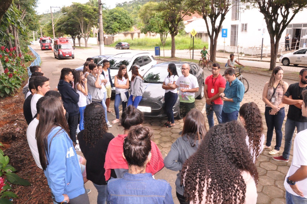 Limpeza simbólica é realizada às margens do Rio Veado