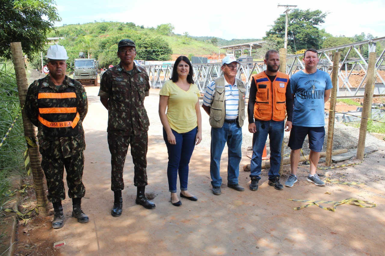 Prefeita visita local de montagem de ponte provisória do Exército