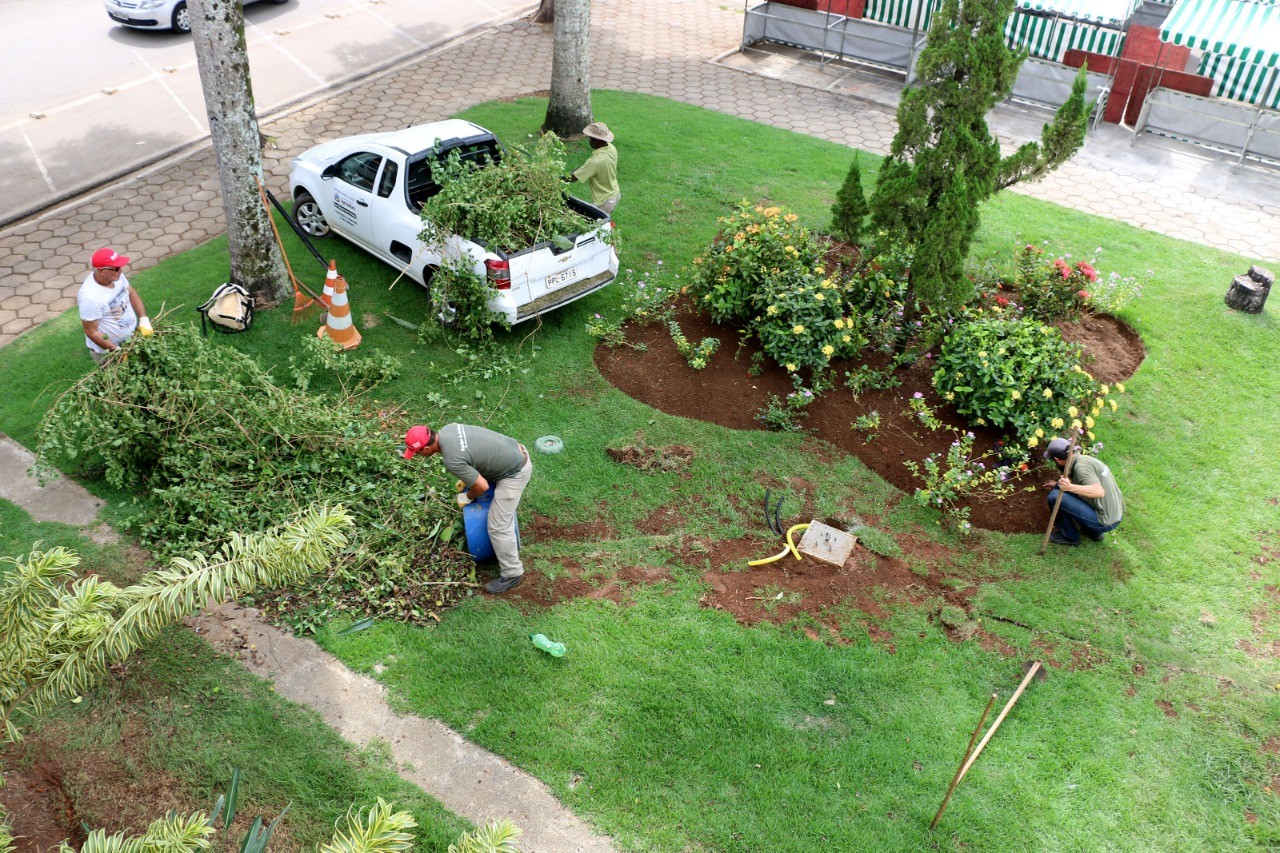 Semmam realiza manutenção de canteiros e repõe plantas furtadas