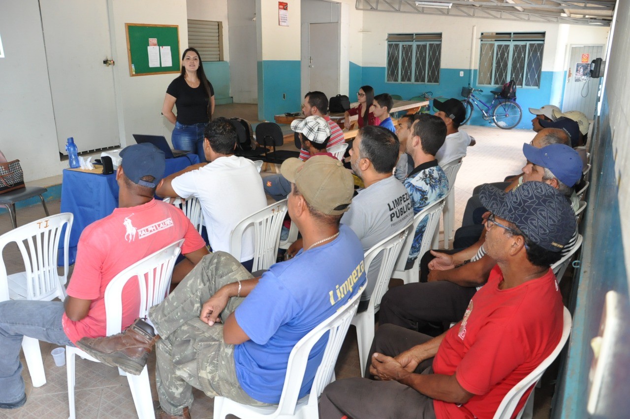 Servidores da coleta de lixo participam de curso sobre segurança do trabalho