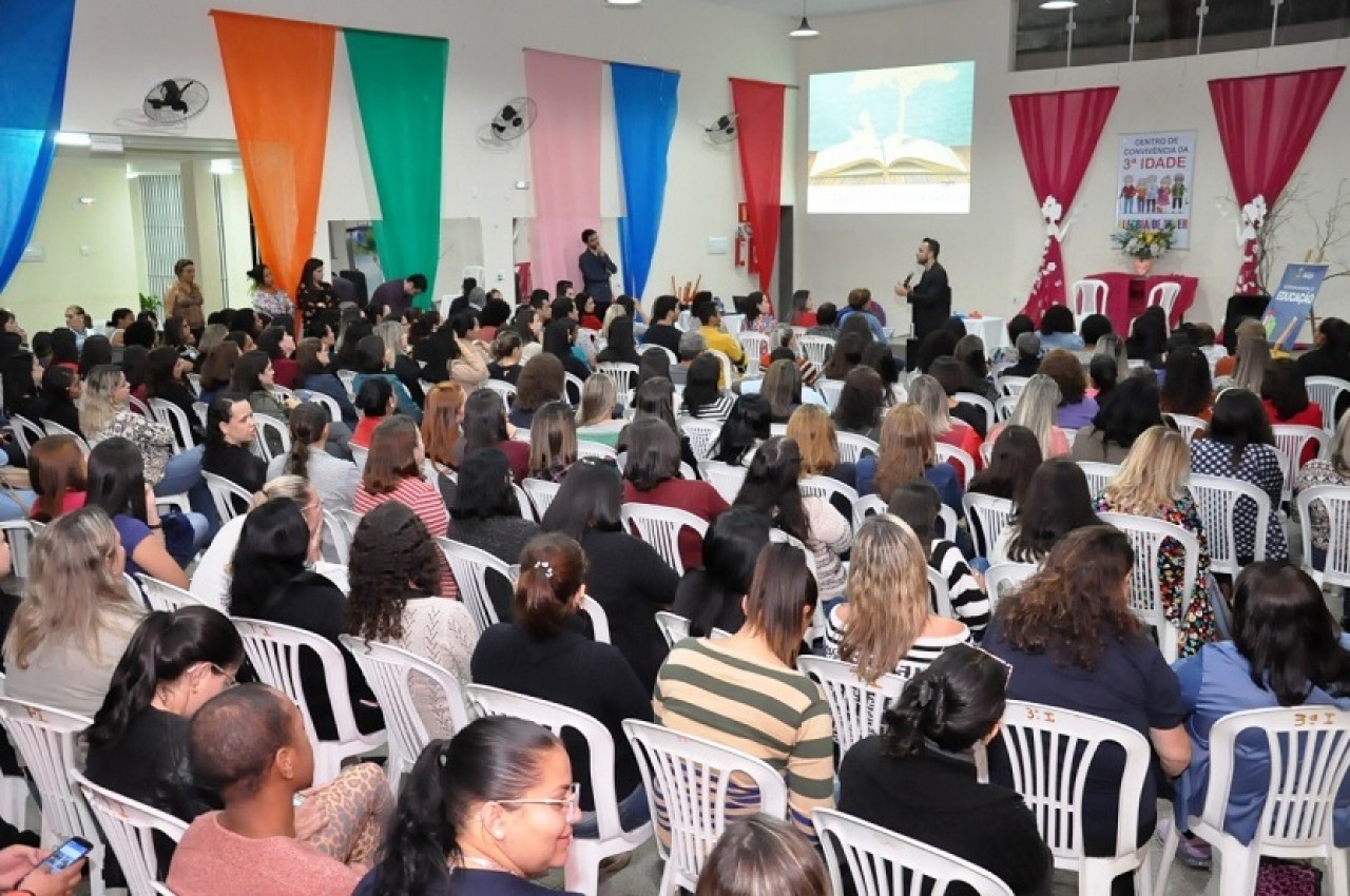 Profissionais da Rede Municipal de Ensino de Guaçuí participam de palestra
