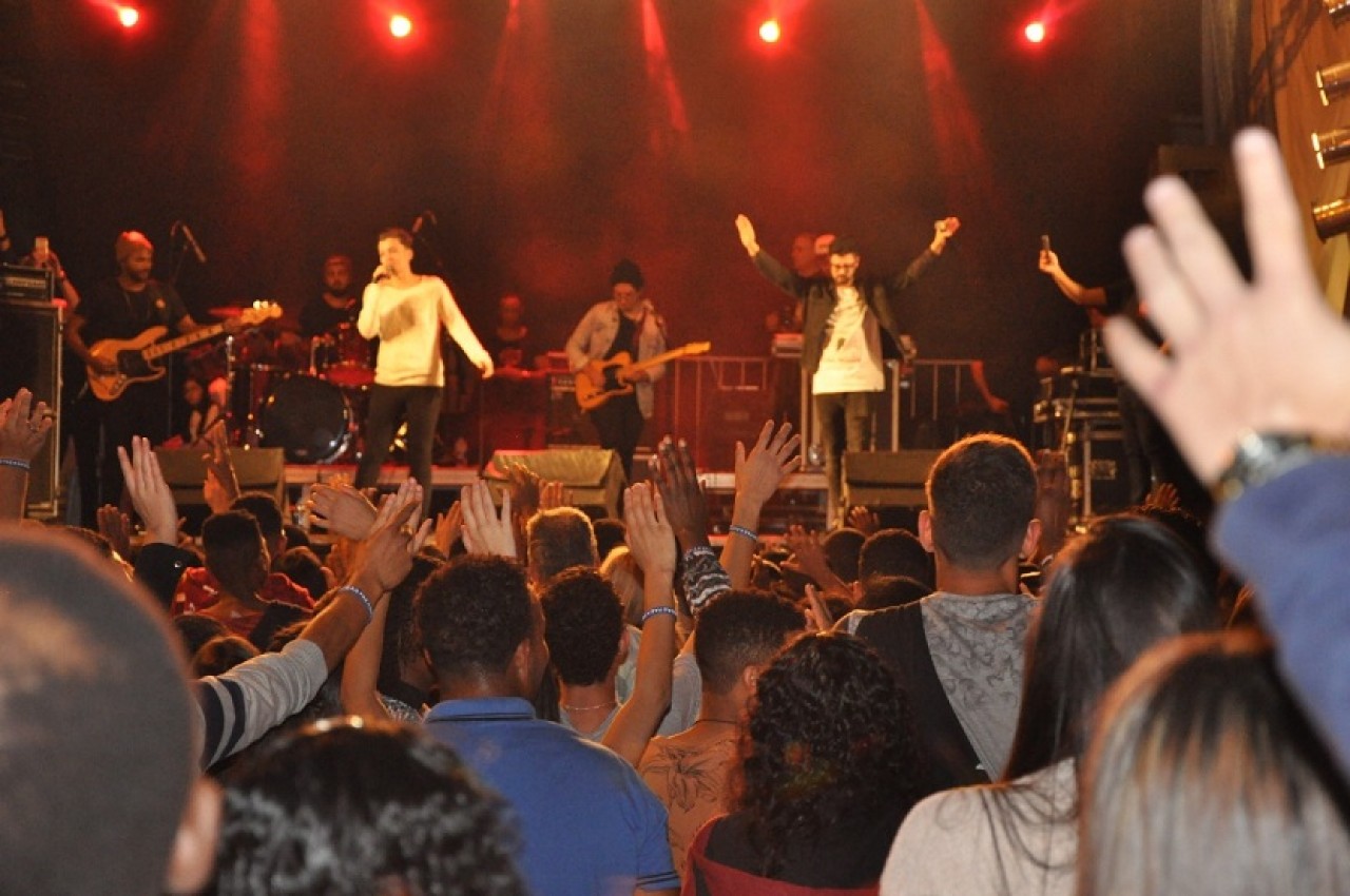 Noite de louvor e adoração a Deus no Dia do Evangélico de Guaçuí