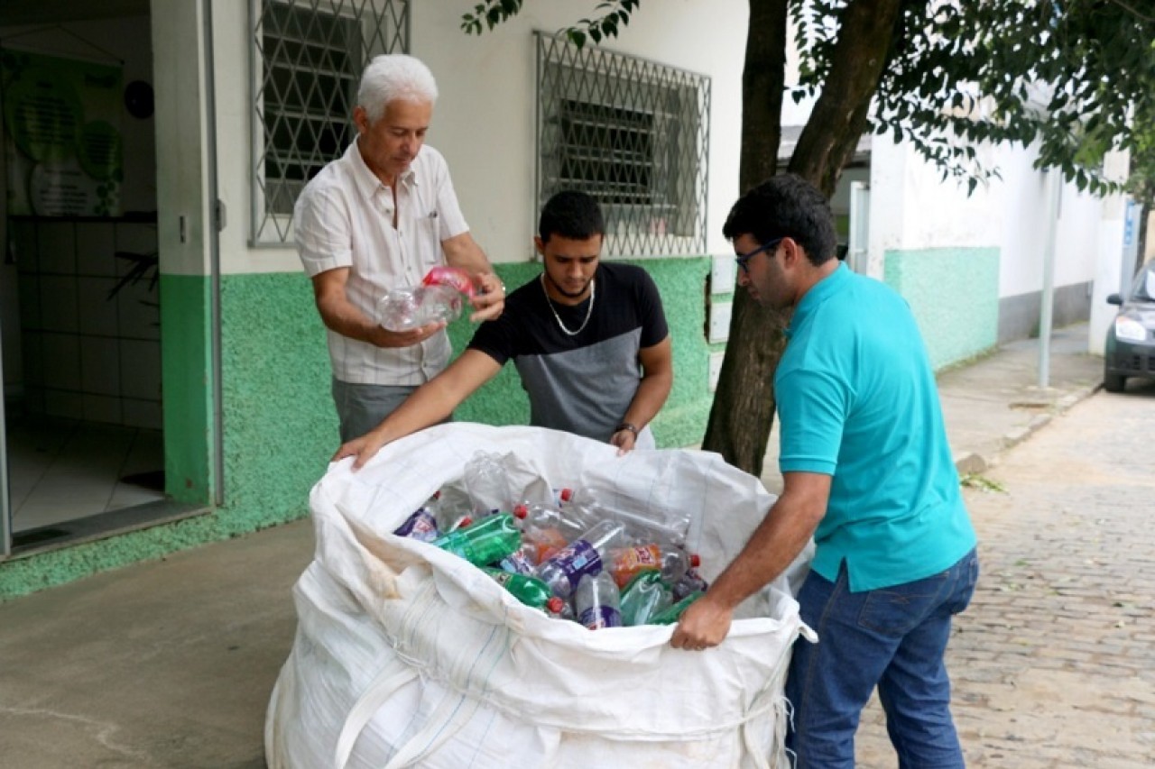 Semmam faz entrega de mais de 200 garrafas pet ao Incaper