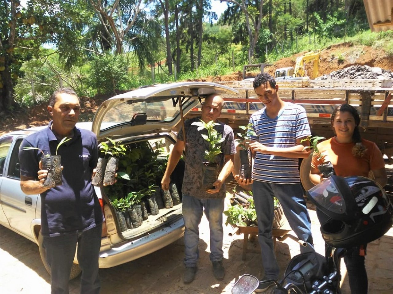Agricultura doa mudas de espécies nativas para produtores em Guaçuí