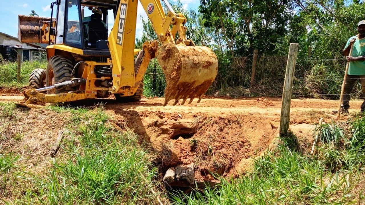 Agricultura trabalha na recuperação de estradas em Guaçuí