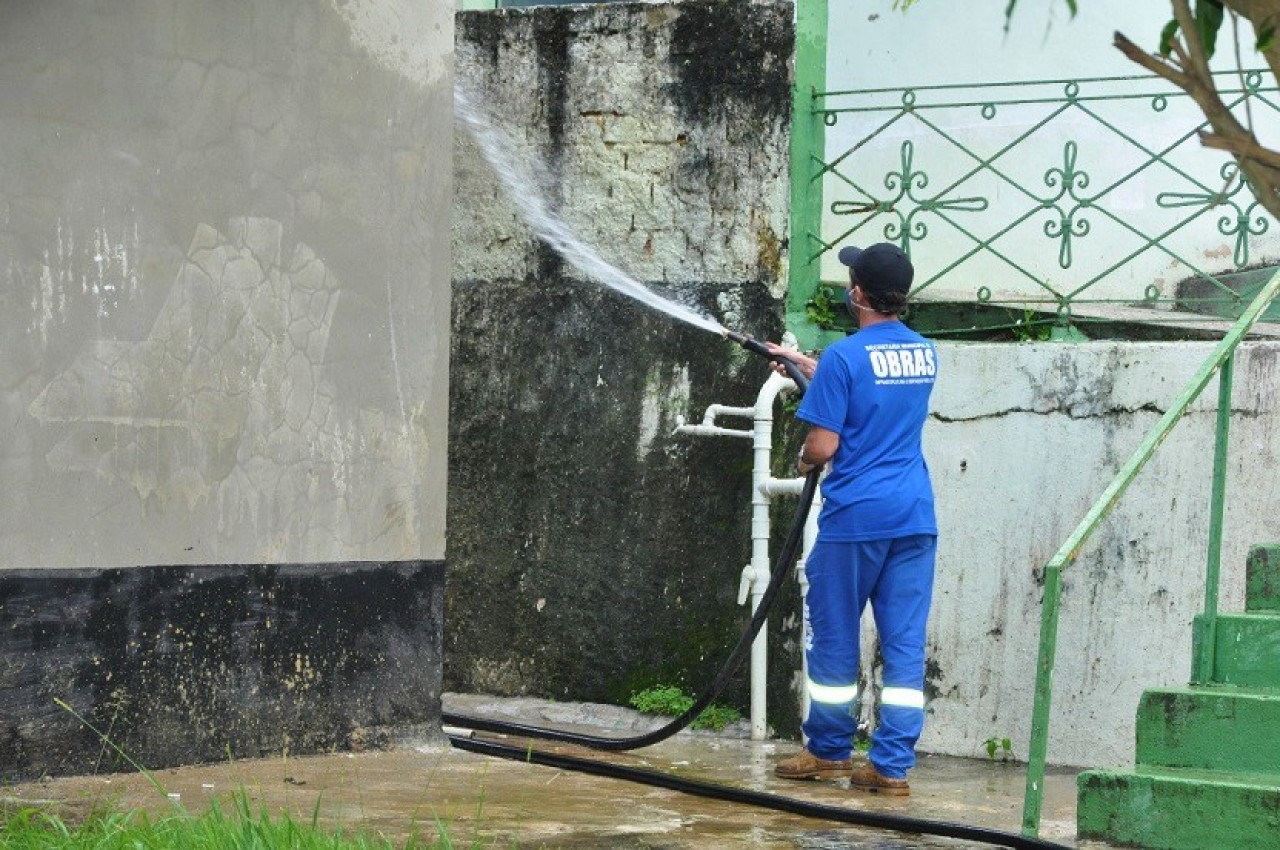 Prefeitura higieniza a frente e ruas ao redor da Santa Casa e Pronto Socorro de Guaçuí