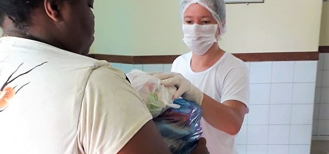 Secretaria de Educação distribui kits da alimentação escolar em Guaçui