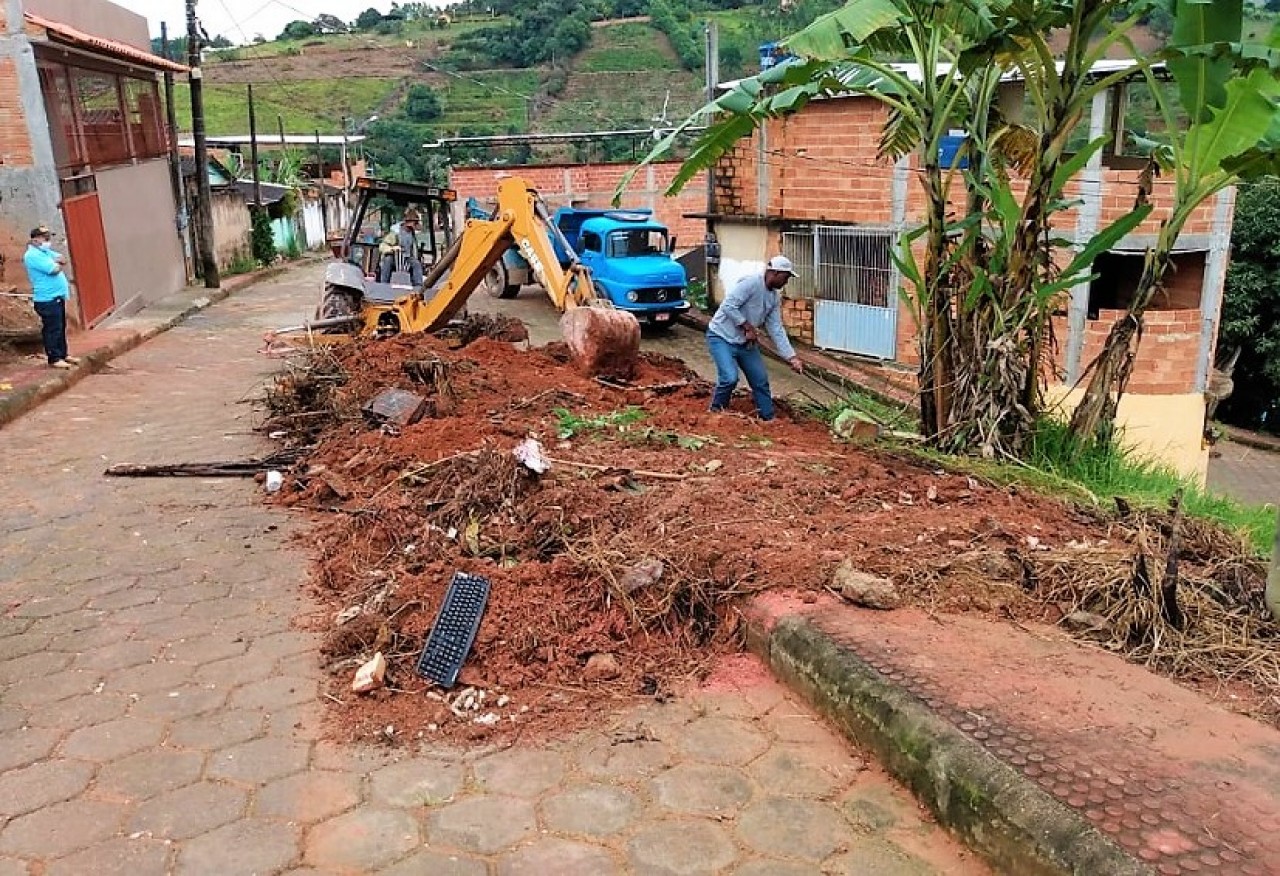 Limpeza de ruas ainda mais intensificada pela equipe de Obras em Guaçuí