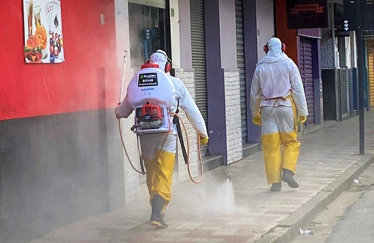 Município intensifica desinfecção de calçadas e fachadas de lojas em Guaçuí