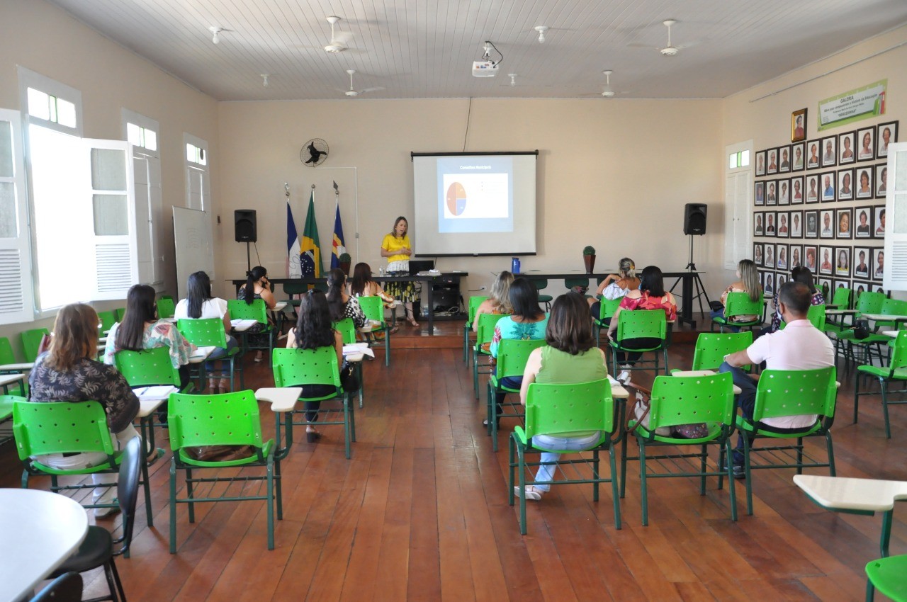 Secretaria de educação realiza reunião com diretores da rede municipal