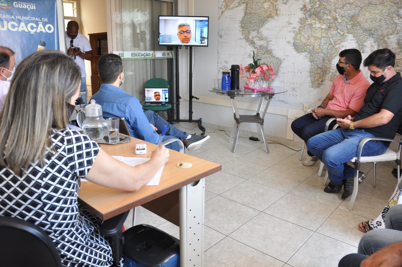 Diretor de políticas para as escolas cívico-militares tira dúvidas da administração municipal em videoconferência