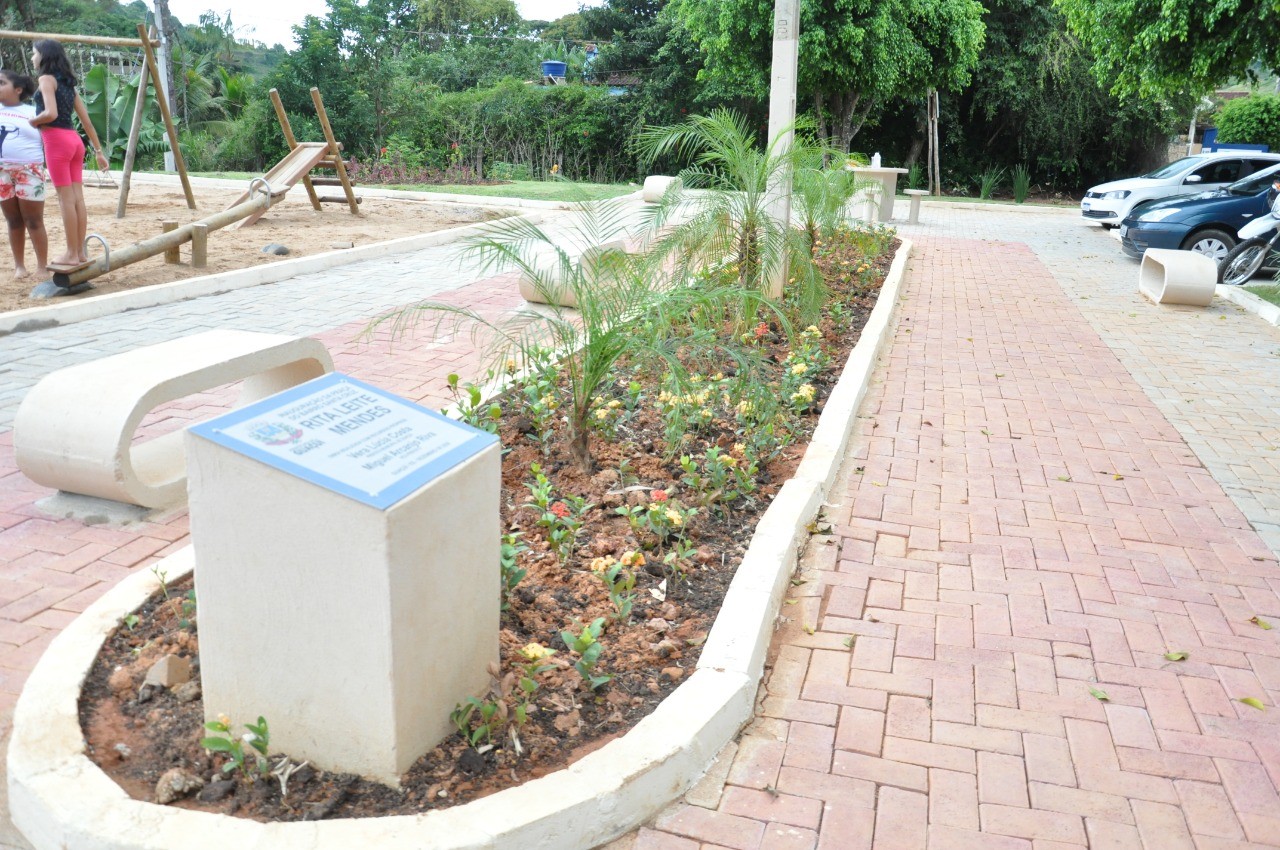 Paisagismo da Praça Rita Leite Mendes é concluído