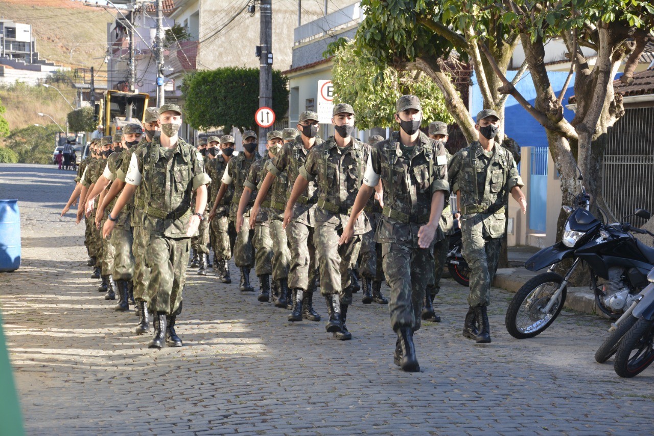 Tiro de Guerra realiza formatura para comemorar o Dia do Soldado