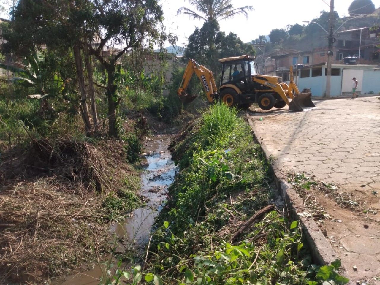 Secretaria de Obras realiza limpeza do Ribeirão Vale do Sol
