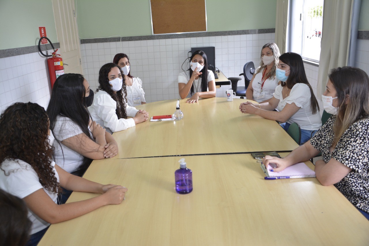 Visitadoras do Programa Criança Feliz se reúnem com equipe no NASF