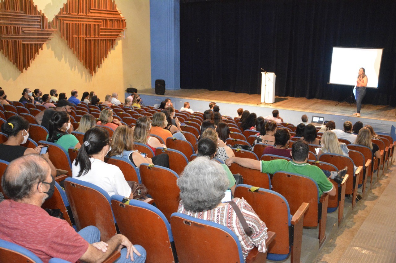 Prefeito e Secretária de Educação se reúnem com professores da rede municipal.