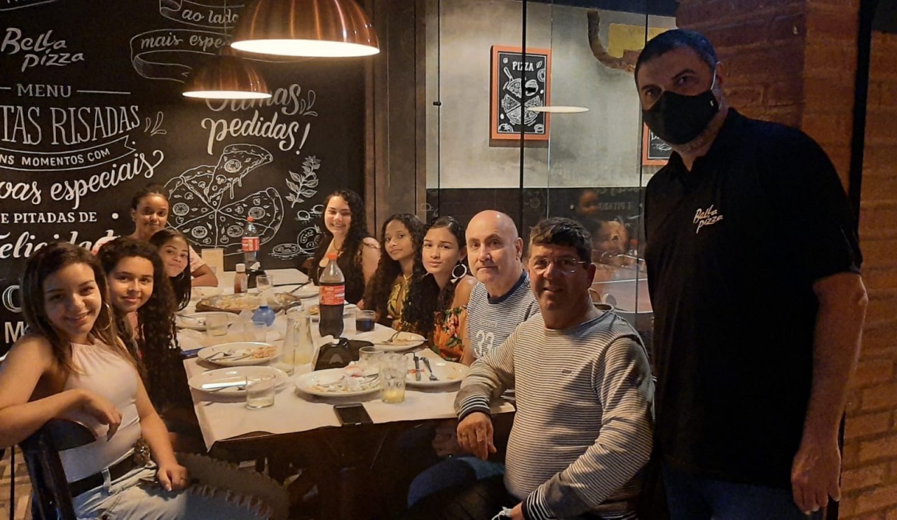 Alunos da Escola Isaura Marques da Silva participam de rodada de pizza em Guaçuí