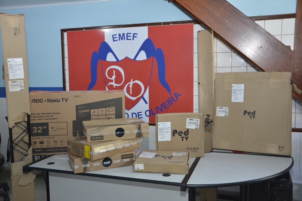 Escolas recebem equipamentos adquiridos com emenda impositiva