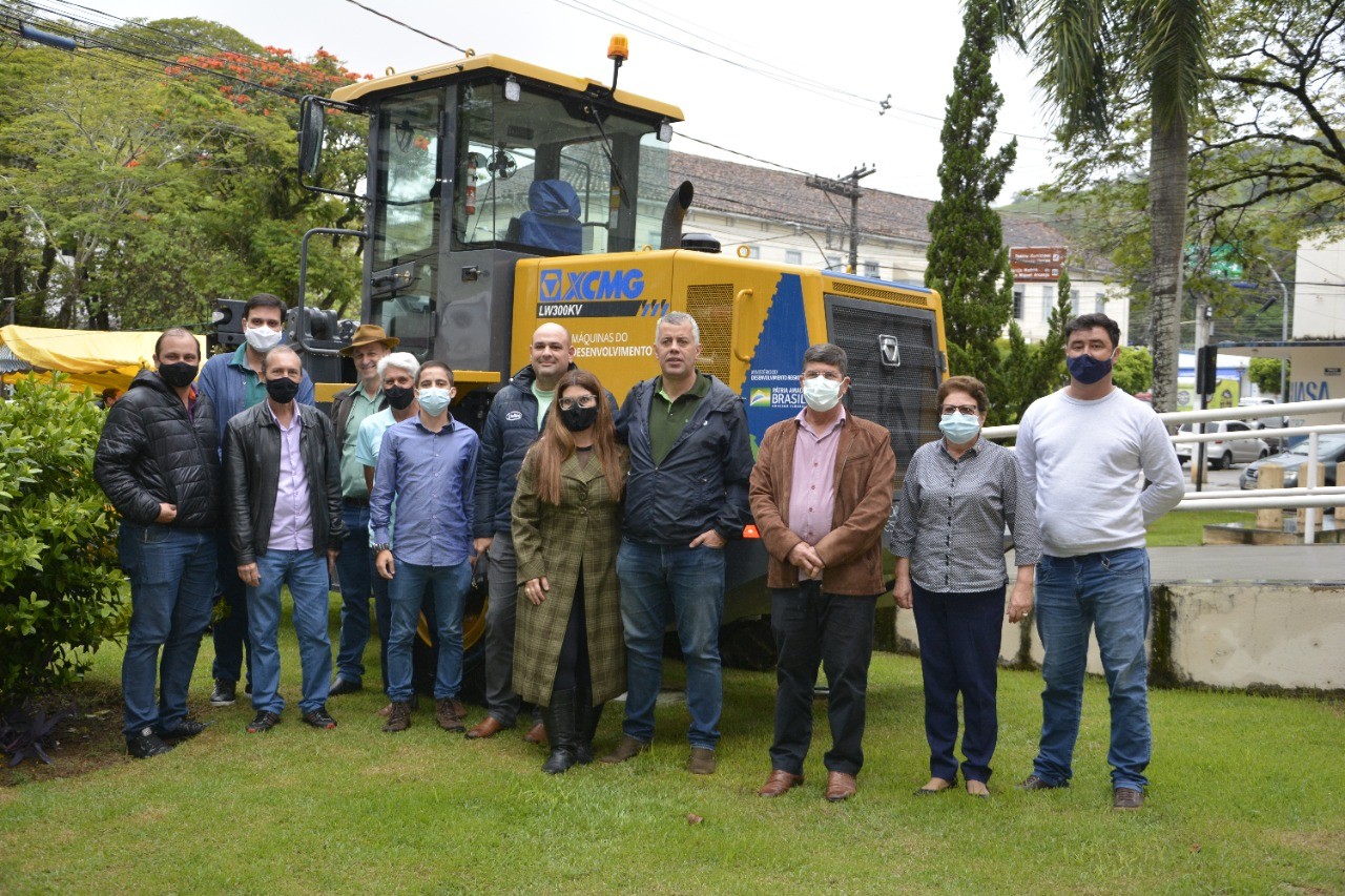 Prefeitura Municipal de Guaçuí recebe pá carregadeira e R$500.000,00 via recurso parlamentar