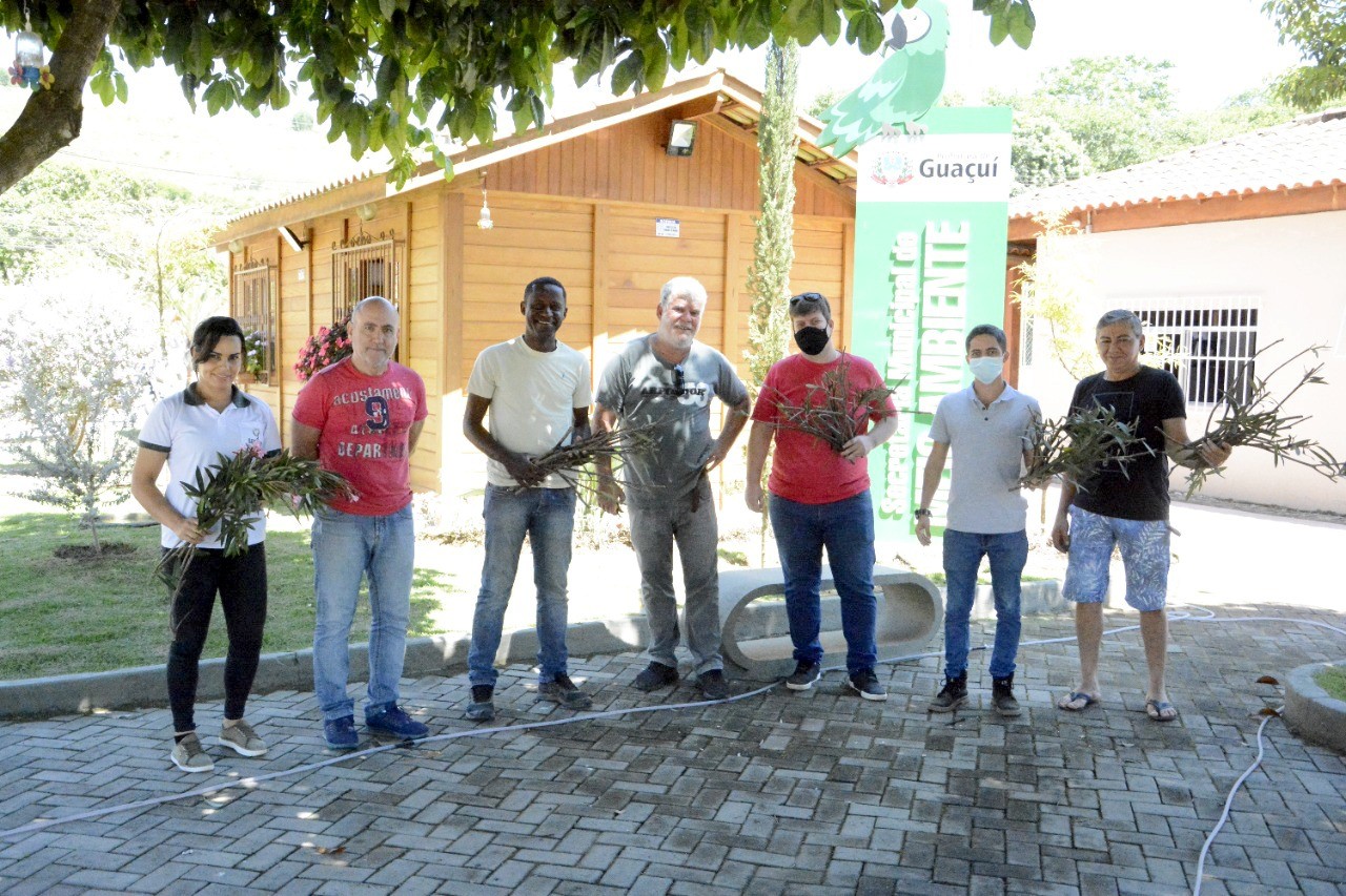 Distribuição de mudas é sucesso na Praça do Meio Ambiente