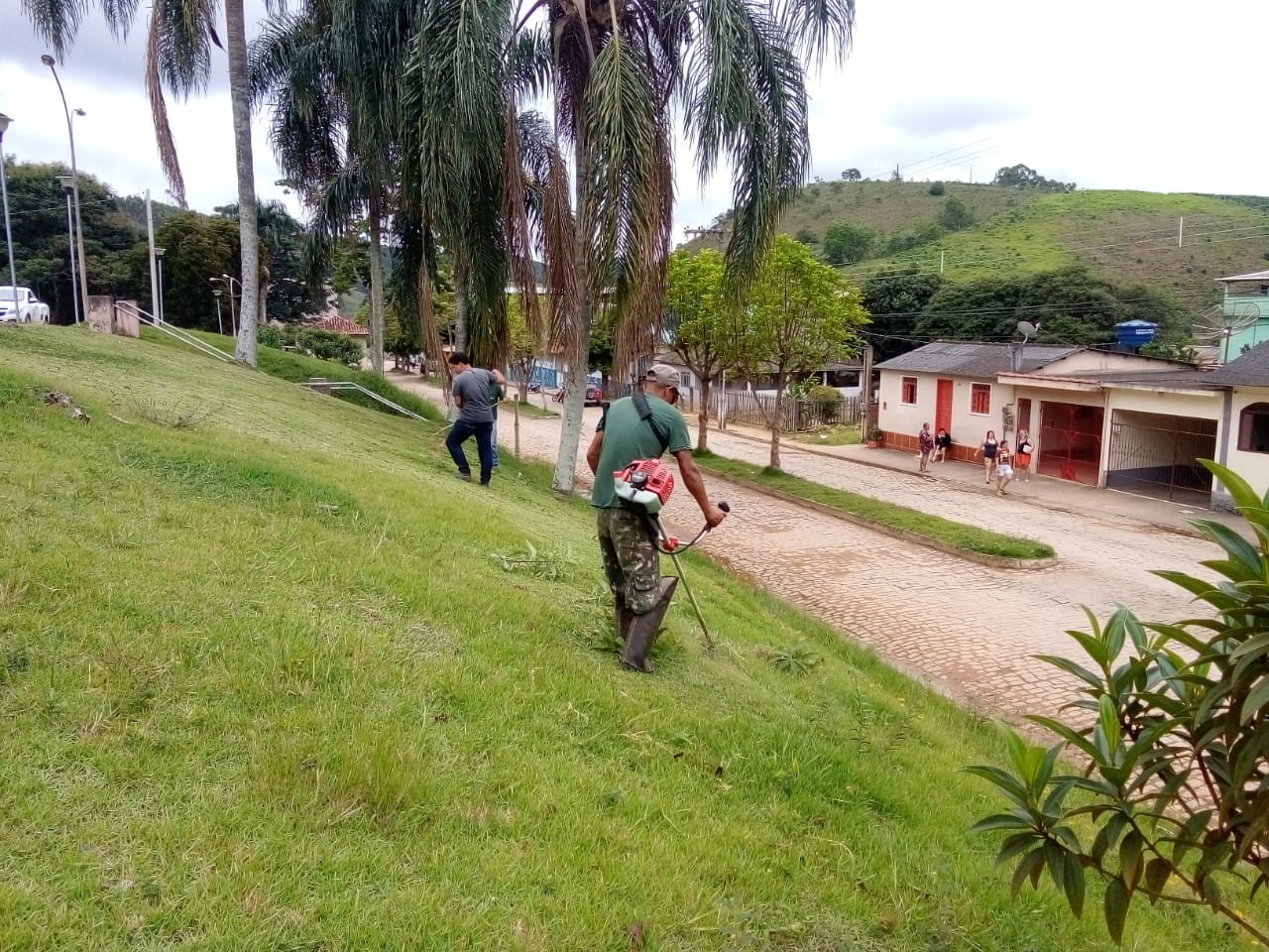 DISTRITO DE SÃO PEDRO DE RATES RECEBE MAIS UMA VEZ A MANUTENÇÃO NA ÁREA AJARDINADA