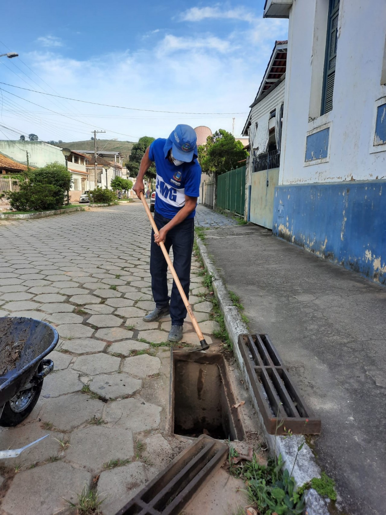 Secretaria de Obras realiza limpeza de bueiros para evitar enchentes