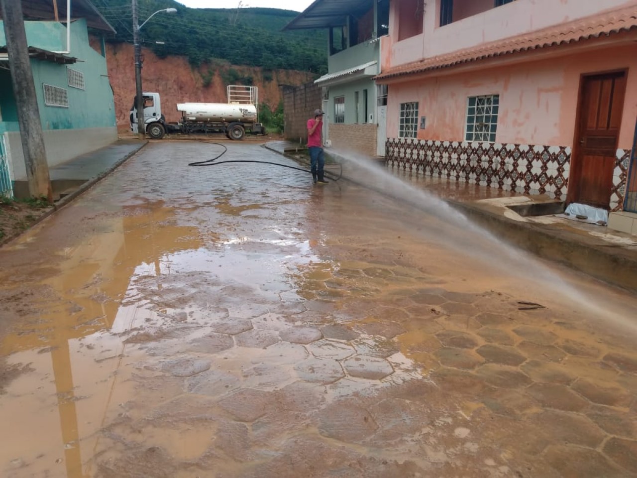 EQUIPES DA PREFEITURA DE GUAÇUÍ REALIZAM TRABALHOS DE LIMPEZA APÓS CHUVA DA ÚLTIMA TERÇA-FEIRA