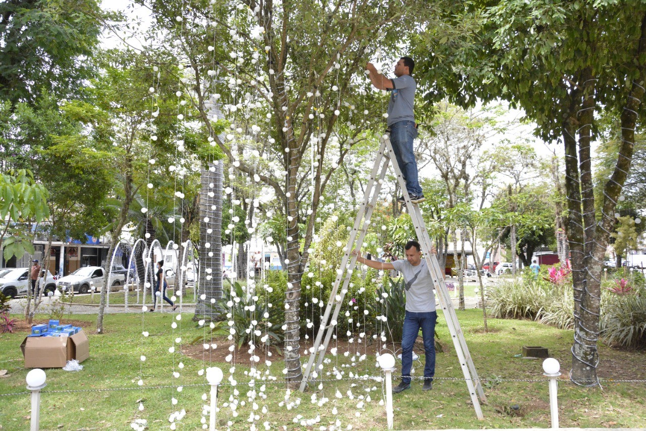 Últimos preparativos para a abertura do Natal de Luz