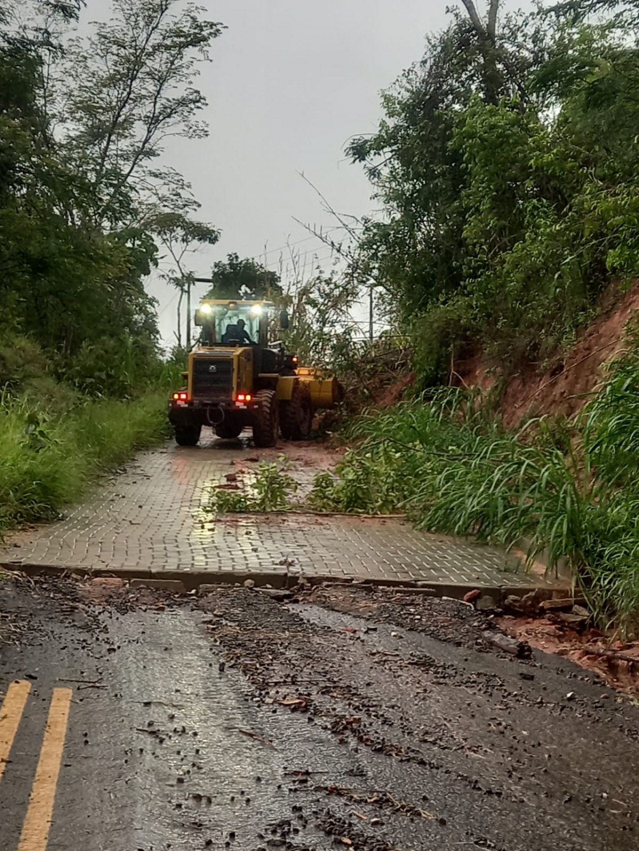 AGRICULTURA TRABALHA NA RECUPERAÇÃO DE ESTRADAS NA ZONA RURAL DE GUAÇUÍ