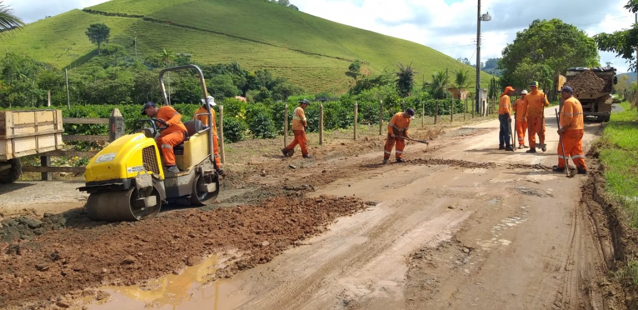 INICIADA AS OBRAS DE MANUTENÇÃO NA ES-185 QUE LIGA SÃO TIAGO A FAZENDA APARECIDA