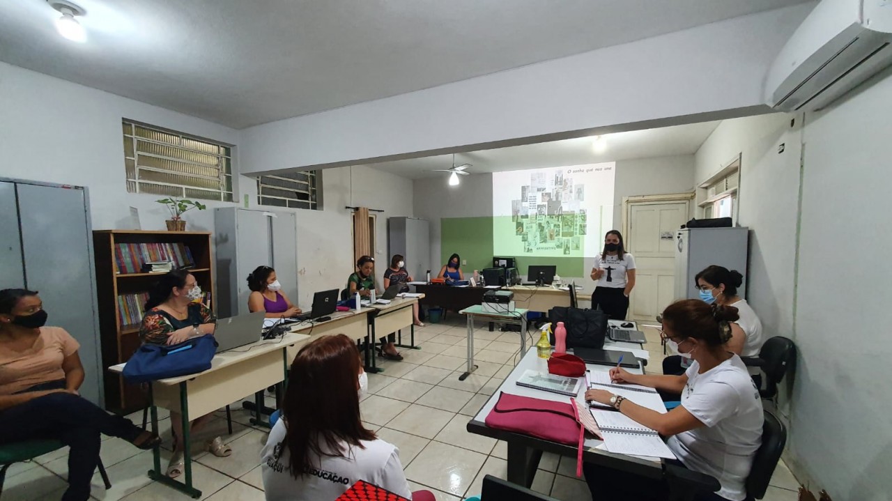 SECRETÁRIA DE EDUCAÇÃO REALIZA REUNIÃO COM EQUIPE PEDAGÓGICA DA SEME